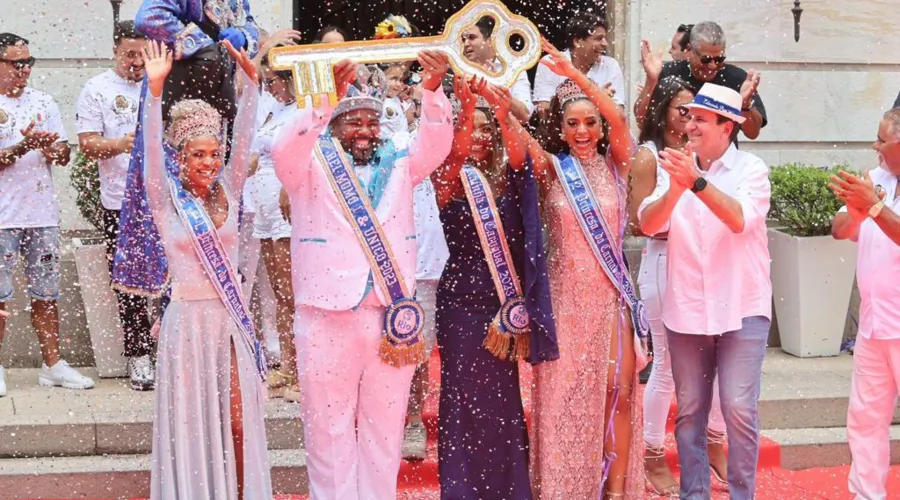 Rei Momo recebe a chave e celebra com a Rainha e Princesas do Carnaval