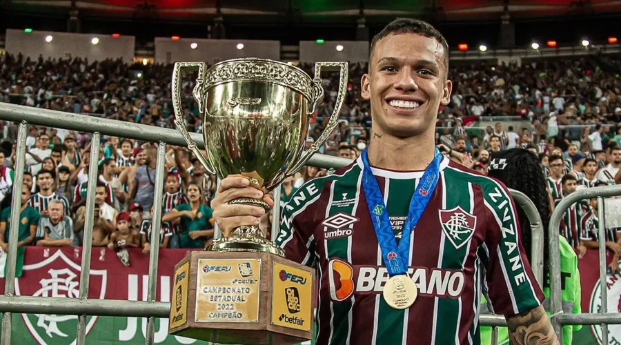 Calegari com o troféu do Campeonato Carioca de 2022