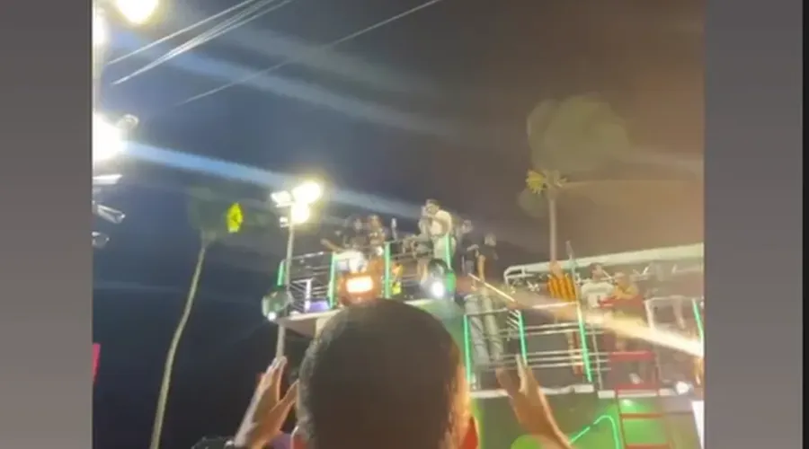 Imagem ilustrativa da imagem Anitta chama prefeito de Salvador de 'delícia' em cima de trio