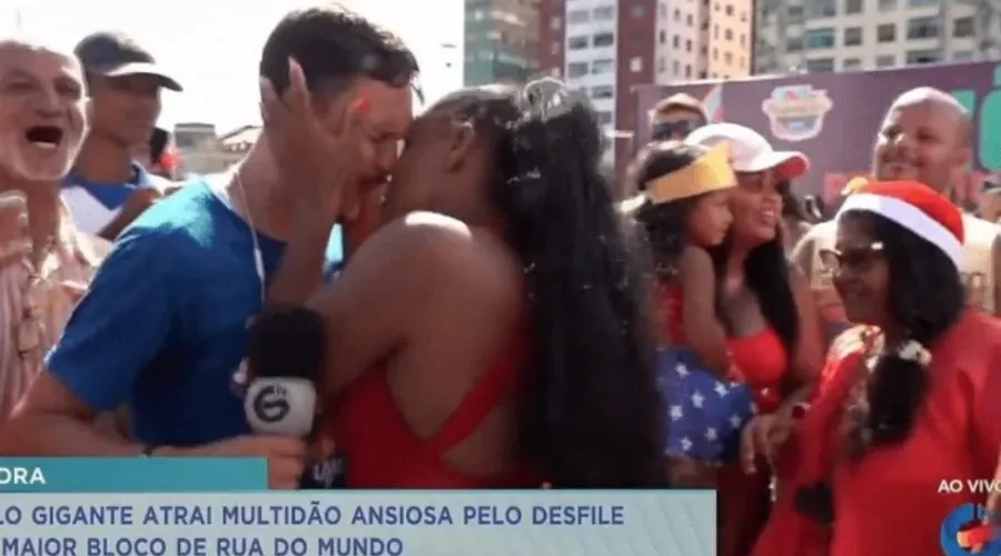 Entrevistada dá beijo à força em jornalista