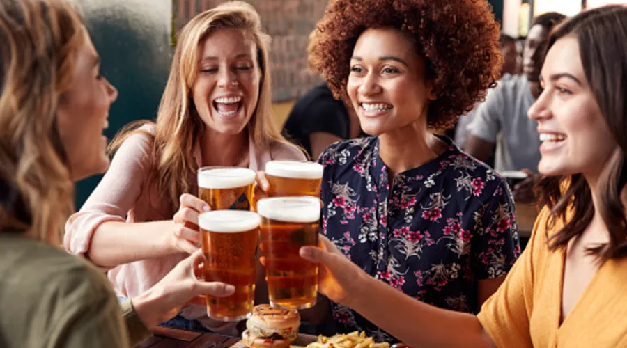 Consumo abusivo de cerveja aumentou entre as mulheres nos últimos 10 anos