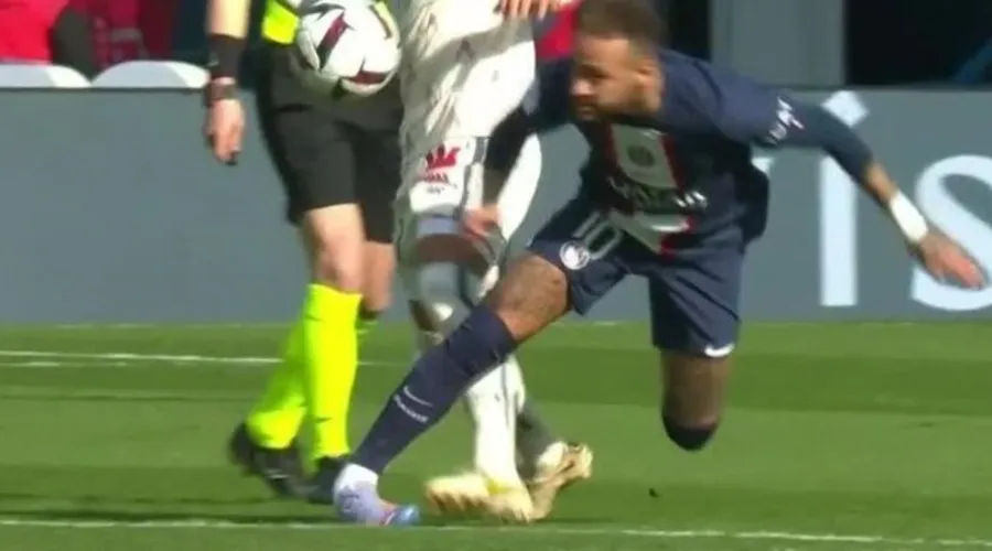 Neymar torceu o tornozelo direito no jogo do PSG
