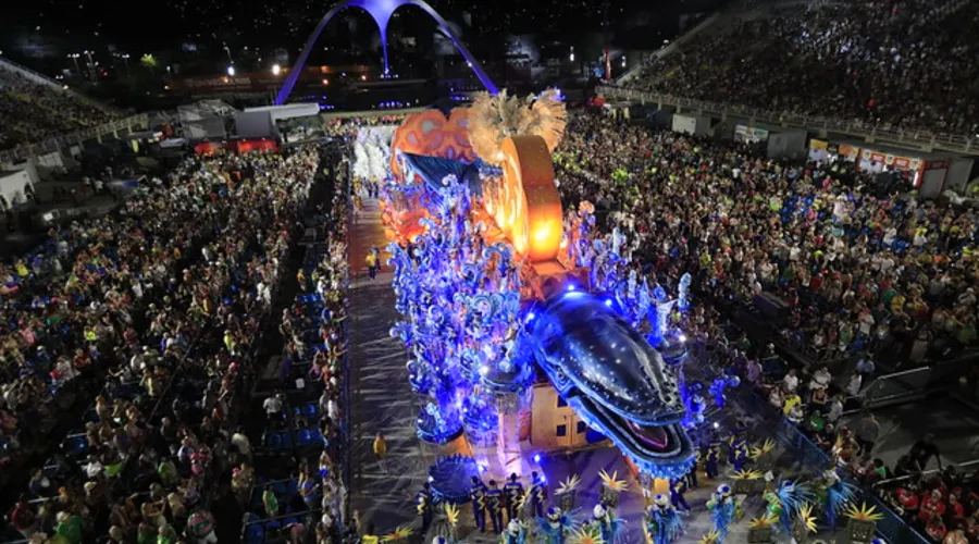 Imagem ilustrativa da imagem Emoção e luxo marcam o primeiro dia de desfiles na Sapucaí