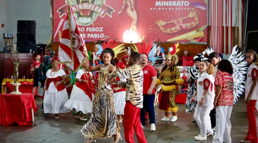 Torcedores da Porto da Pedra comemoram a classificação da escola para a elite do carnaval