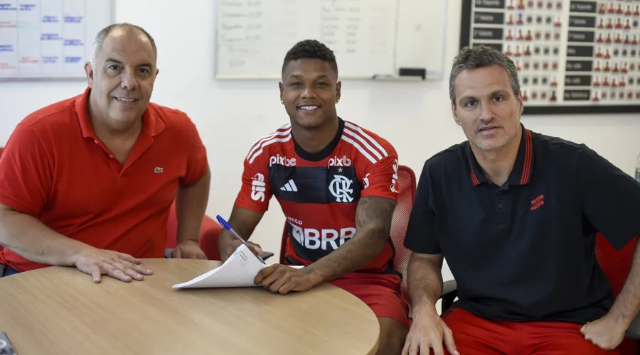 Matheus França assinou a renovação de seu contrato na última quinta-feira (23)