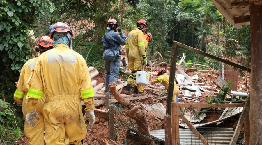 Foram encontradas 59 pessoas mortas pelo deslizamento de terra