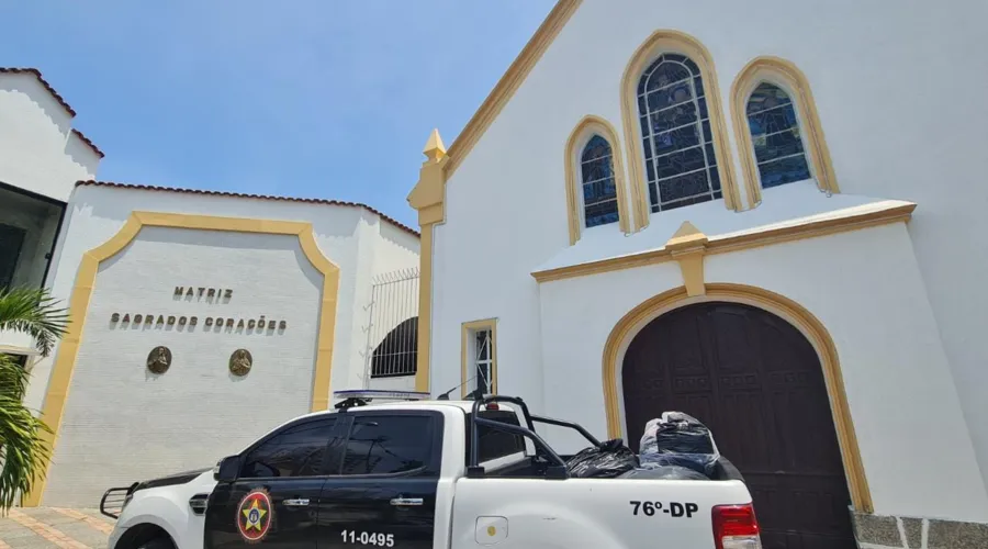 Imagem ilustrativa da imagem Policiais civis entregam doações em igreja de Niterói