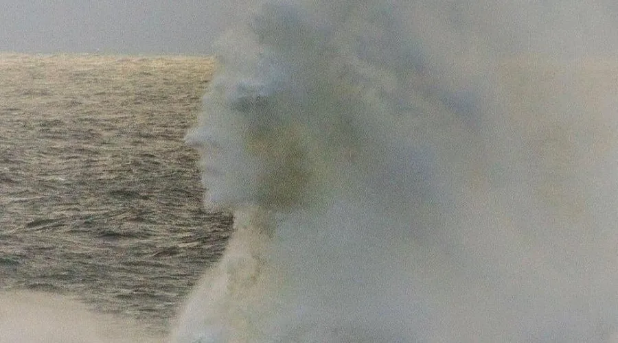 A captura do momento aconteceu durante uma ressaca do mar, no Reino Unido