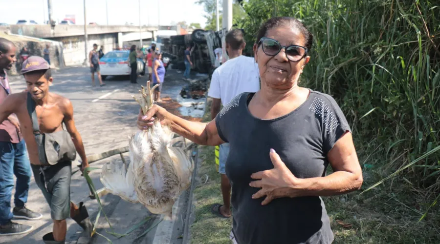 Vanda levava os filhos para escola quando presenciou o acidente e pegou três galinhas