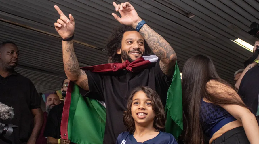 Marcelo foi recebido por cerca de 600 torcedores do Fluminense