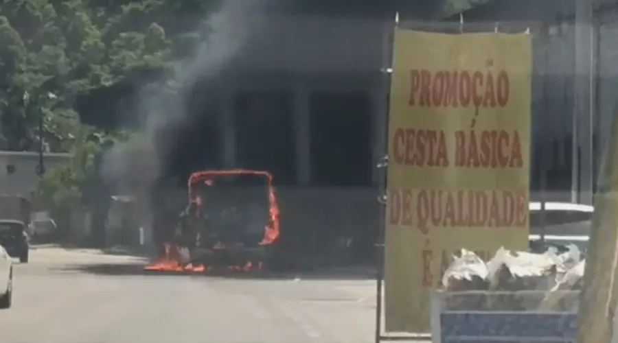 Ônibus e um carro foram incendiados em Caxias