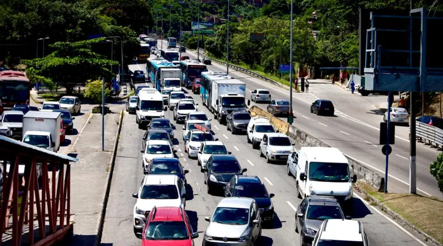 Trânsito foi desviado para a rua Teixeira de Freitas