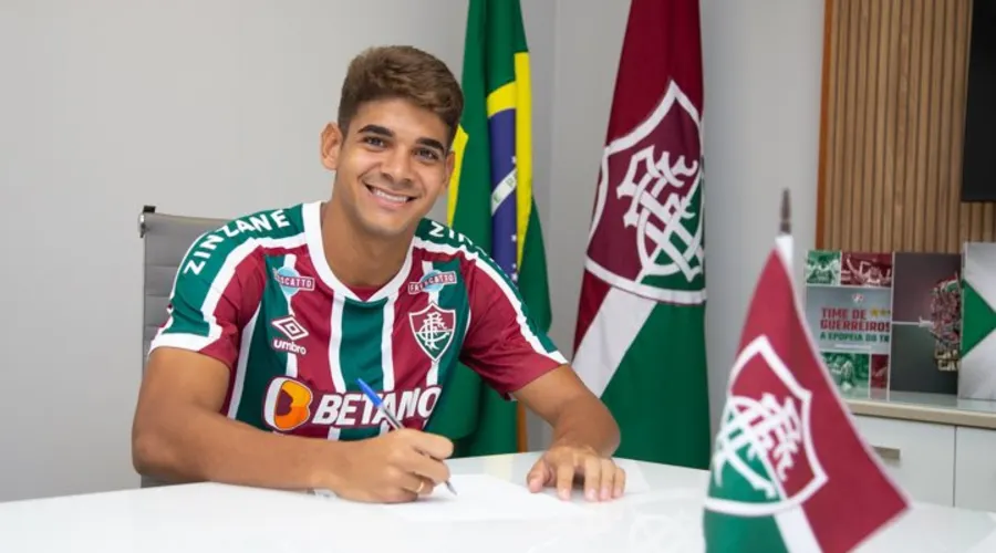 O jogador de 19 anos, que atua no sub-20 da equipe carioca, comemorou a renovação contratual
