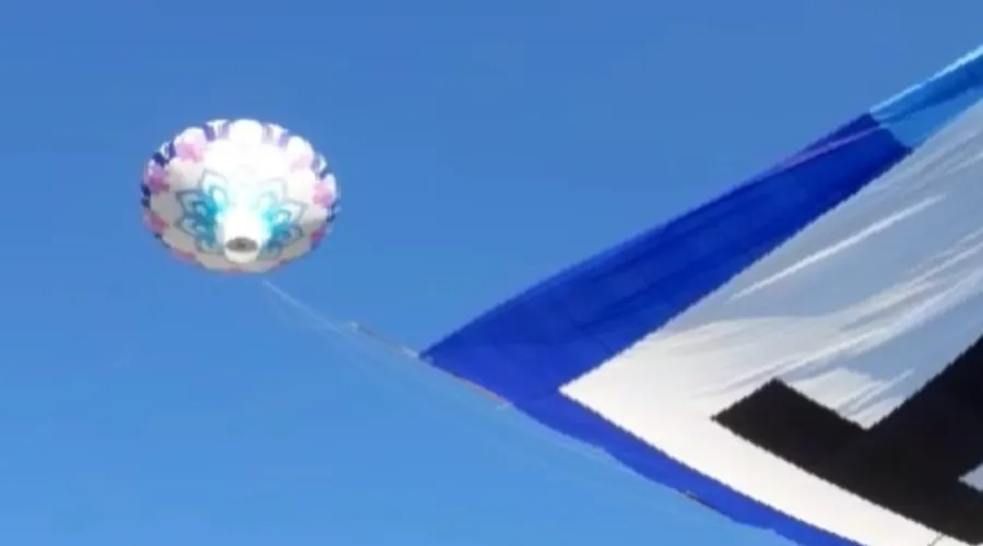 A bandeira do balão ficou sobre a fiação elétrica
