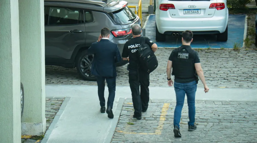 Agentes chegaram por volta das 6h no edifício em Niterói