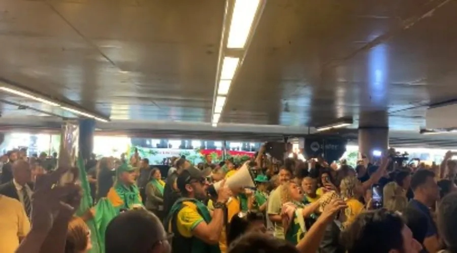 Apoiadores cantavam o hino do Brasil