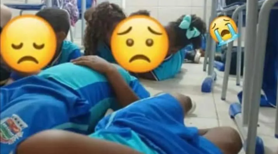 Crianças deitadas no chão durante operação no Complexo do Salgueiro, em São Gonçalo
