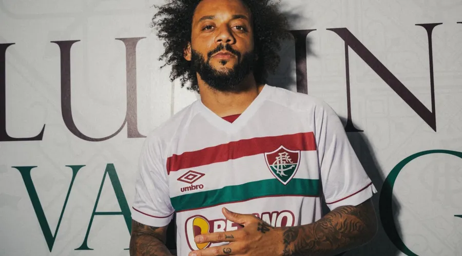 Marcelo com o novo uniforme do Fluminense