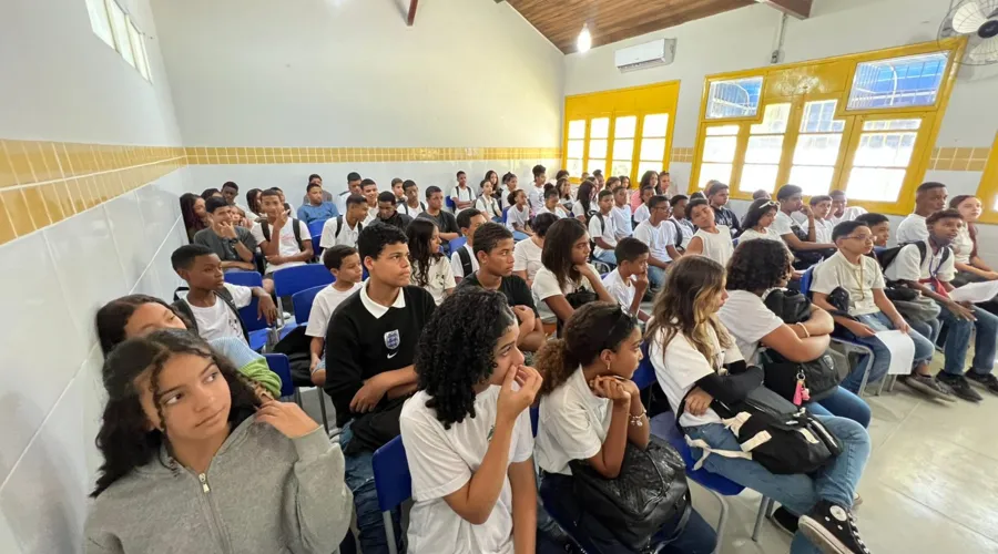 Jovens do Ensino Fundamental Colégio Estadual Amanda Velasco, em São Gonçalo, participaram de roda de conversa