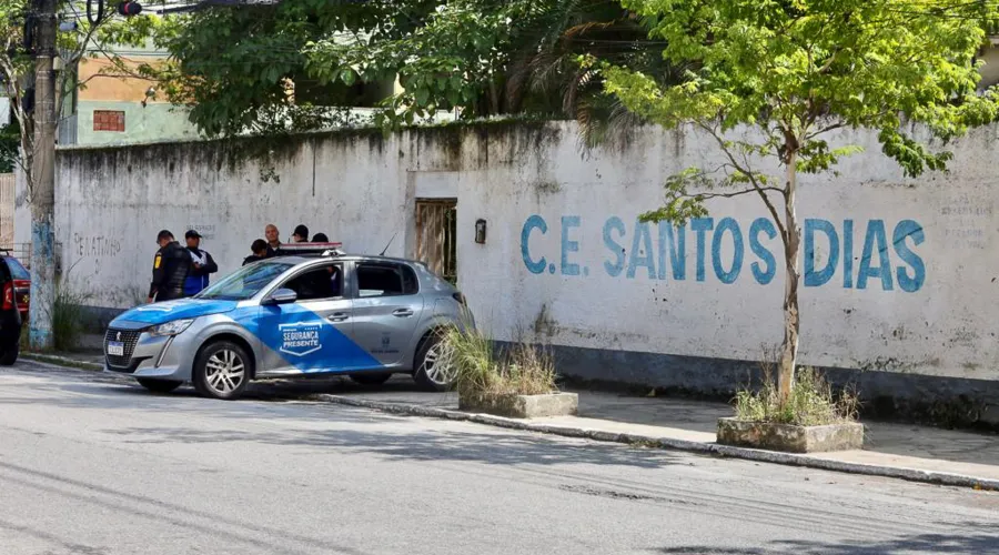 Uma viatura foi posicionada em frente ao Colégio Santos Dias, em Neves