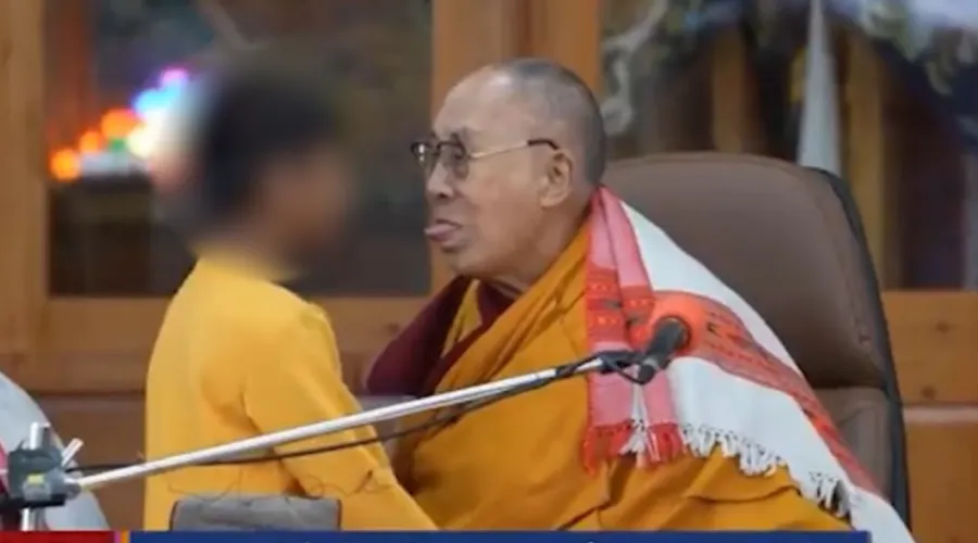 Imagem ilustrativa da imagem Dalai Lama pede desculpas após pedir para criança chupar sua língua