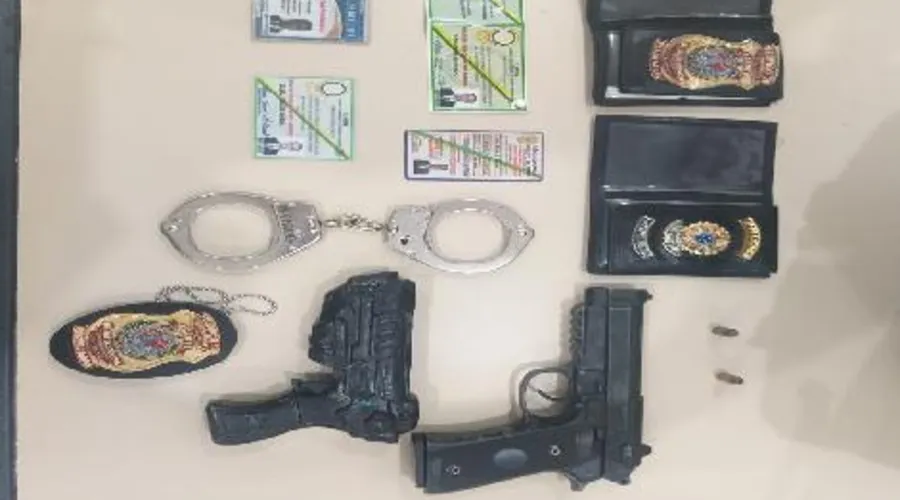 Falso agente de segurança foi preso com duas pistolas, algema, distintivo e carteiras funcionais
