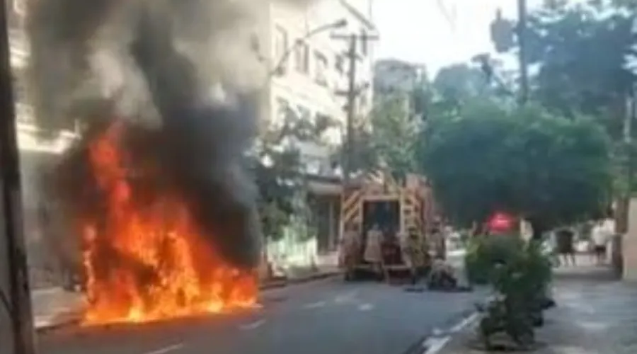 Veículo em chamas interdita a rua Álvares de Azevedo, altura do número 237, em Icaraí