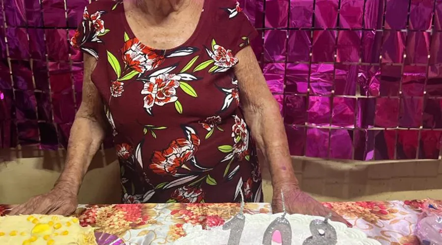 Dona Maria Dias da Silva completou 108 anos e ganhou festa de aniversário