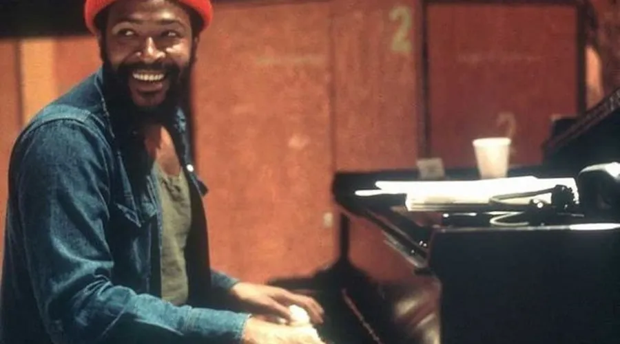 Marvin Gaye em um estúdio de gravação ao piano