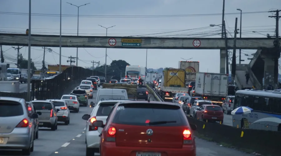 Congestionamento começa em Marambaia, SG, e vai até Manilha, Itaboraí
