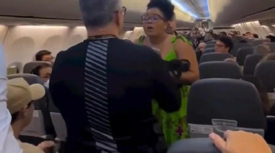 Agentes da Polícia Federal abordaram a mulher dentro da aeronave