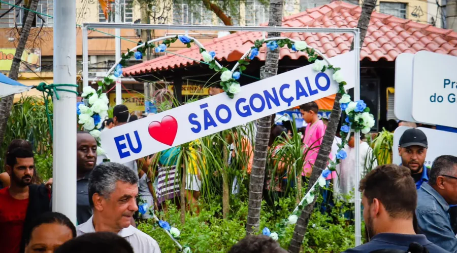 Placa com os dizeres '"Eu amo São Gonçalo" foi instalado na praça