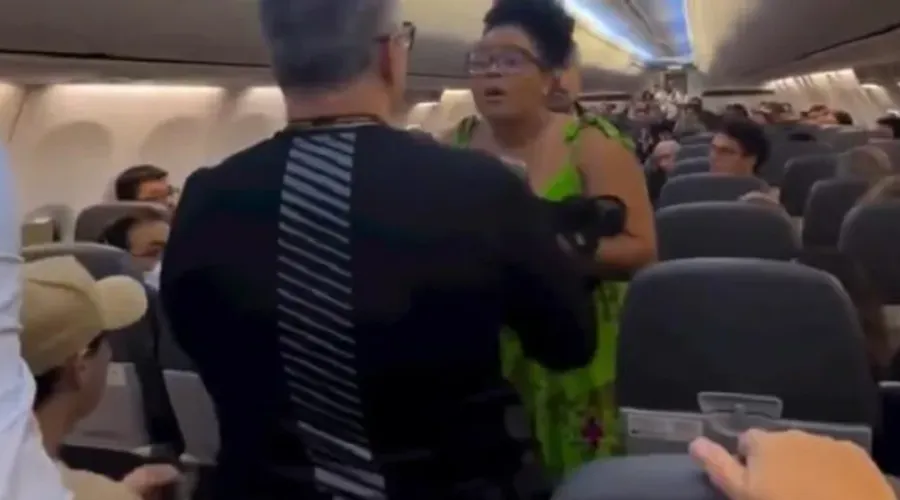 Samantha Vitena foi expulsa da aeronave por se negar a despachar uma mochila, no último sábado (29)