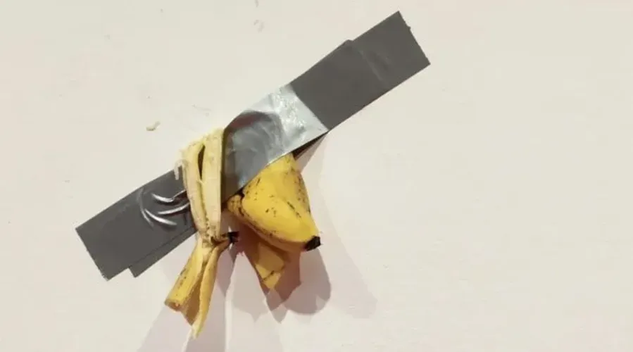 Depois de comê-la, estudante prendeu a banana na fita adesiva novamente