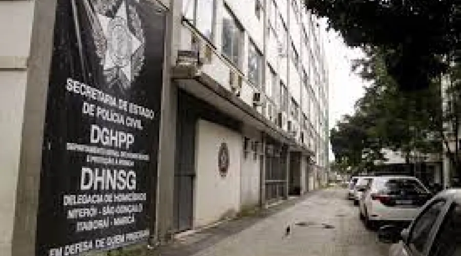 A Delegacia de Homicídios de Niterói, Itaboraí e São Gonçalo (DHNSG) foi acionada e investiga o caso