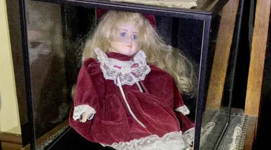A boneca fica trancada em uma caixa desde janeiro