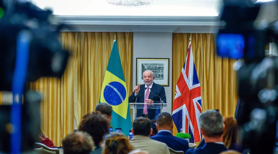 Lula conversou com jornalistas, em Londres, onde participou da coroação do Rei Charles III.