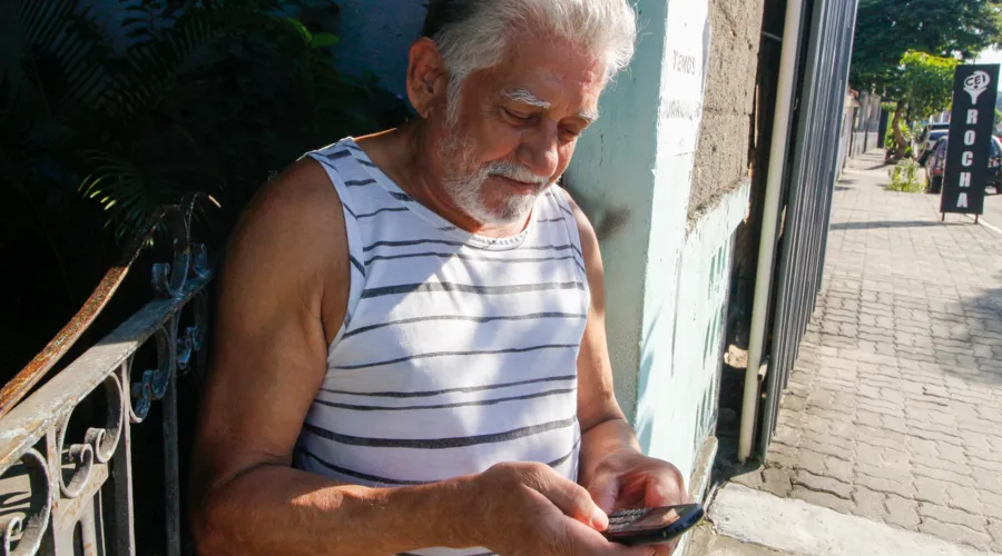 Isaias Oliveira, de 67 anos, usa o telefone fixo móvel