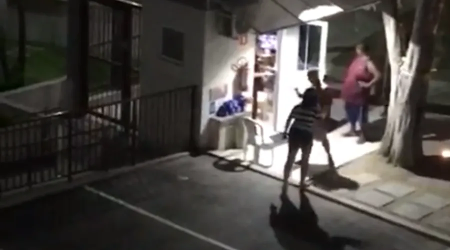 Moradora foi filmada por outras pessoas na entrada do condomínio