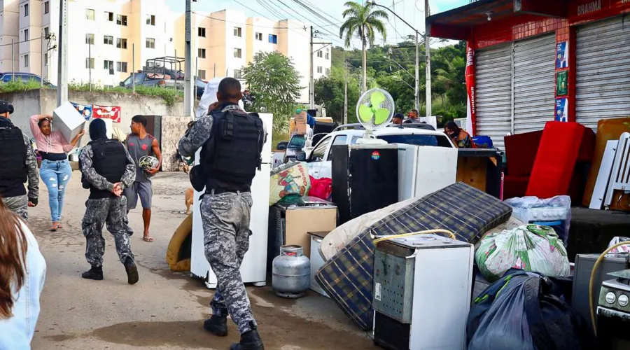 Policial conversa com moradores durante a saída, que não foi tumultuada