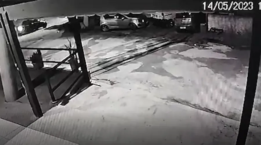 Câmeras de segurança flagraram o momento em que ele passou com o veículo duas vezes por cima dela