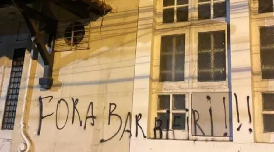 Torcida do Vasco pichou "Fora Barbieri" nos muros de São Januário