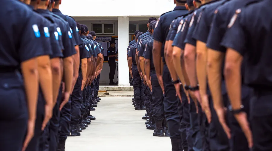 Hoje, após a conclusão do Curso de Formação de Soldados, o salário bruto inicial da carreira de Policial Militar do Rio de Janeiro é de R$ 5,2 mil