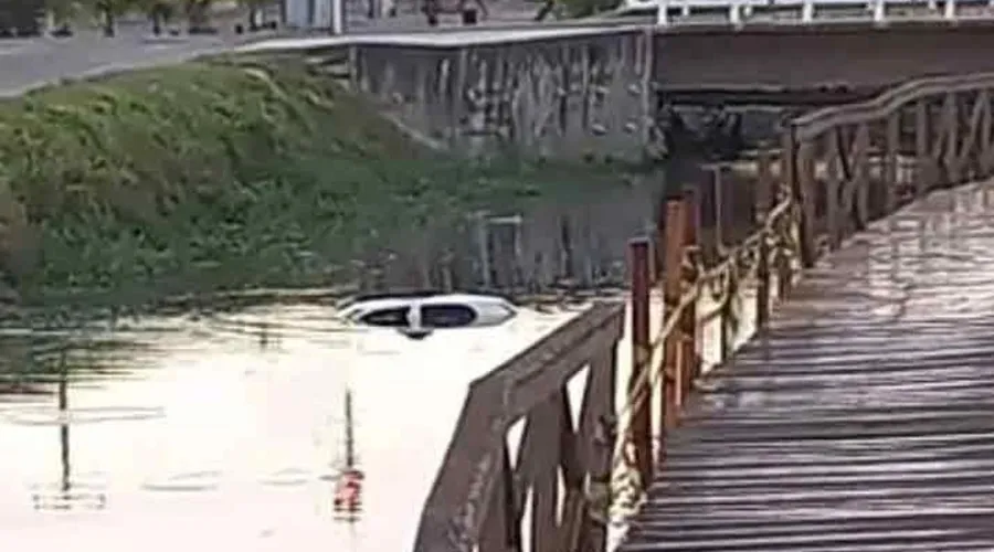 O carro caiu dentro do Rio do Limão