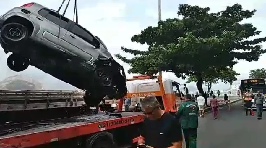 A Secretaria de Conservação e Serviços Públicos foi responsável por retirar o veículo da Baía de Guanabara