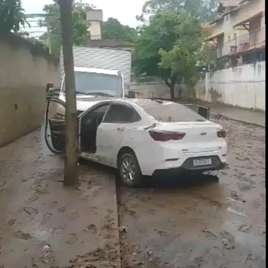Um carro estacionado no local foi coberto pela água barrenta