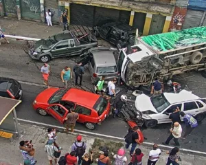 Imagem ilustrativa da imagem Acidente envolvendo seis veículos deixa feridos na Alameda