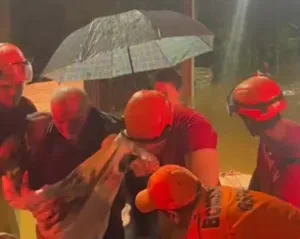 Imagem ilustrativa da imagem Idosos são resgatados de casa de repouso durante chuva na Baixada