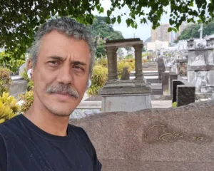 Imagem ilustrativa da imagem Tour dos túmulos! Homem avalia caixões de famosos no Rio