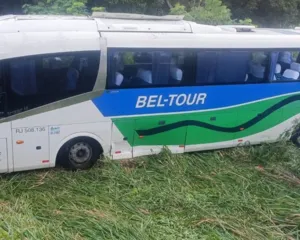 Imagem ilustrativa da imagem Vídeo: ônibus capota e deixa feridos na Rio-Santos, em Itaguaí